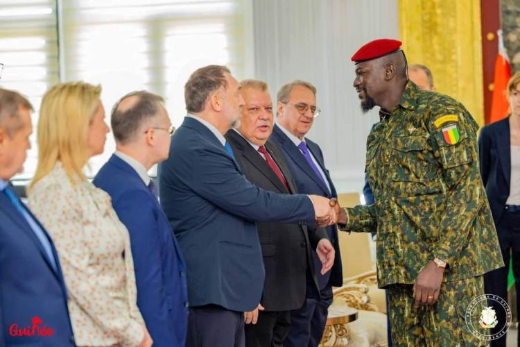 Offensive diplomatique russe en Afrique : le Tsar Poutine "se paie la tête" de Doumbouya avec du matériel militaire